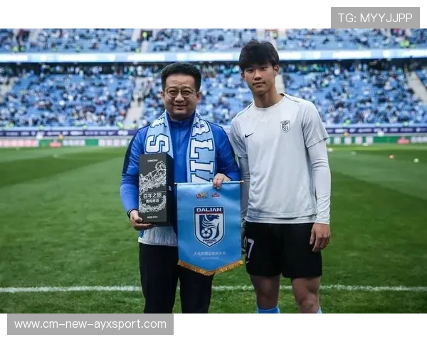 大连英博王禹边路策动射门——足球场上的精彩瞬间